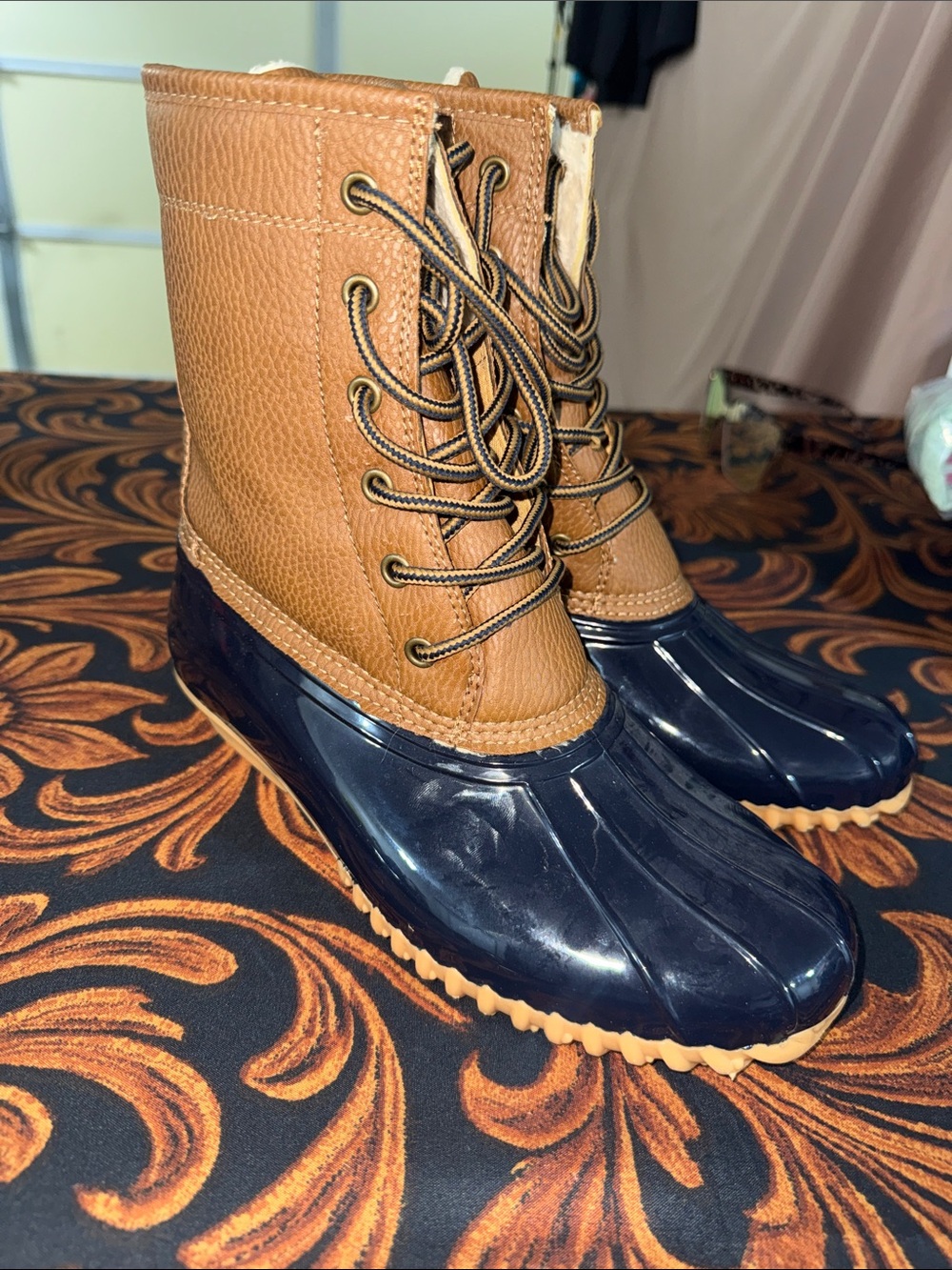 NWOT Women’s 9M Brown and Navy Waterproof Lace-Up Duck Boots “Dakota Pebble”